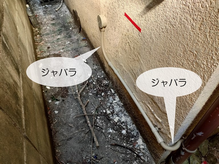 和泉市の外部のコーナー部分はジャバラの配管を使用