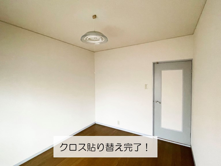 岸和田市の洋室のクロス貼り替え完了