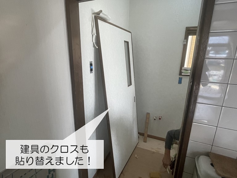 貝塚市の洗面所の建具にもクロスを貼りました