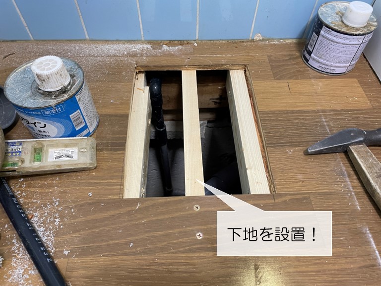 泉佐野市の洗面所の床に下地を設置