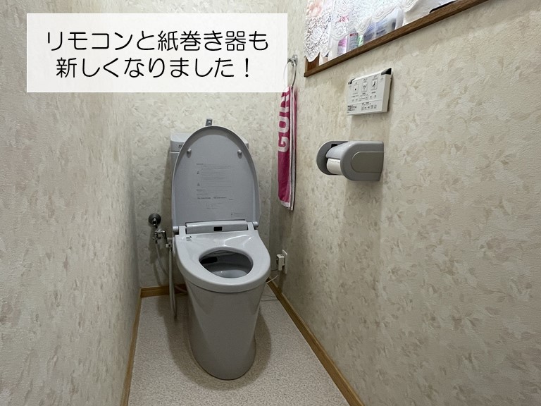和泉市のトイレ入替でリモコンと紙巻き器も交換