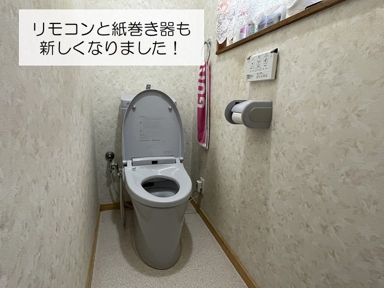 和泉市のトイレ入替でリモコンと紙巻き器も交換