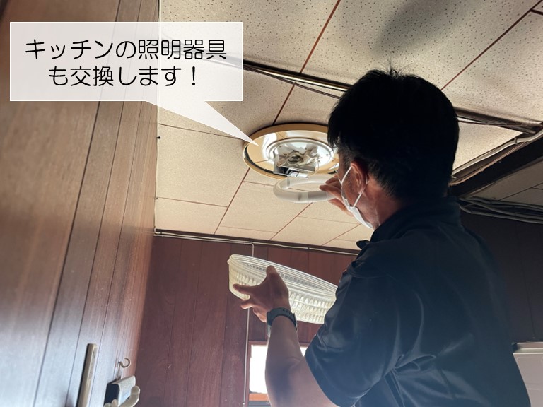 泉南市のキッチンの照明器具も交換