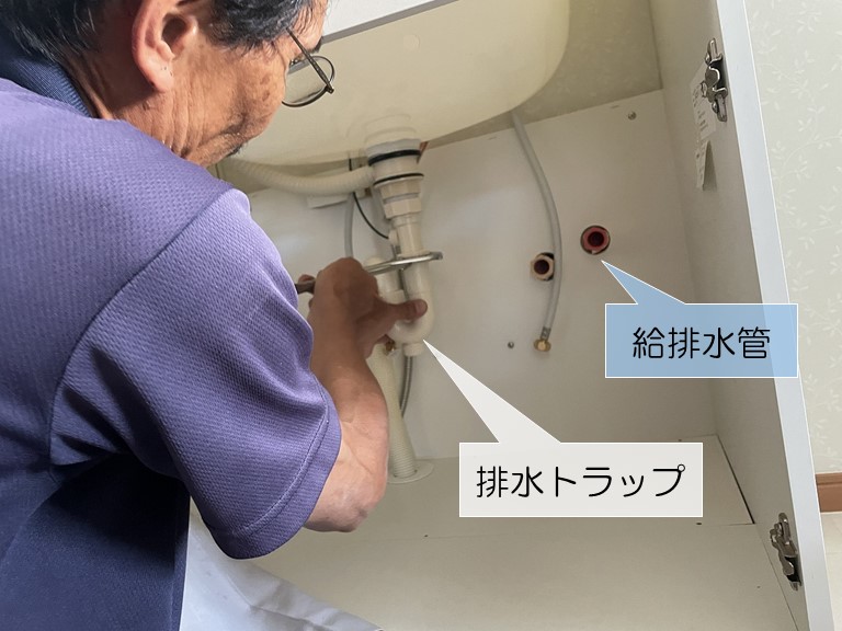 貝塚市の洗面台設置で排水トラップを仕込みます