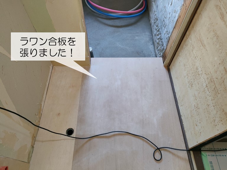 貝塚市の洗面所の床にラワン合板を張りました