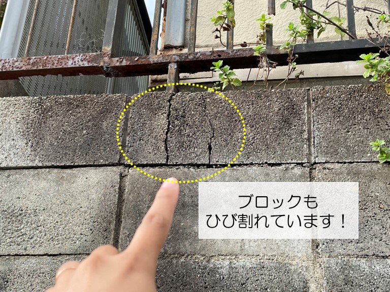 泉南市のブロック塀がひび割れています