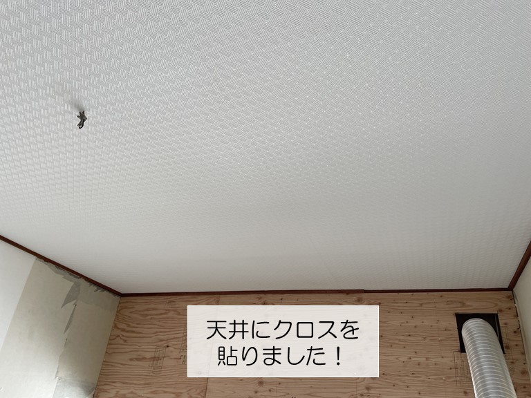 熊取町のキッチンの天井にクロスを貼りました