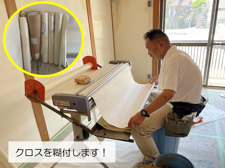 熊取町のクロス貼り替えの糊付作業