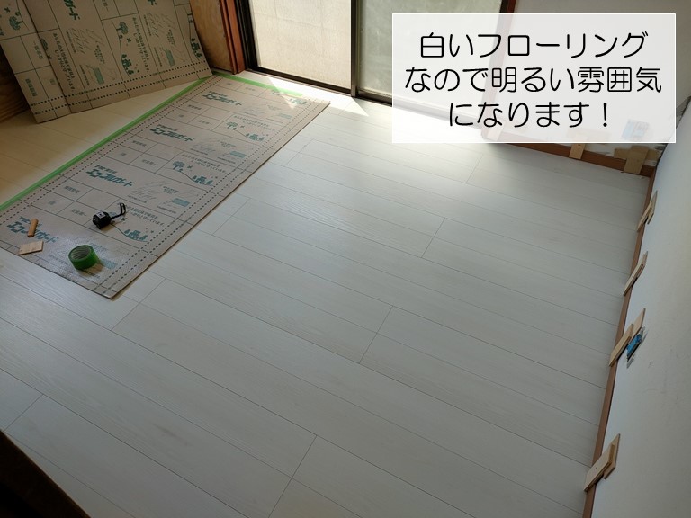 熊取町のキッチンに白いフローリングを張りました