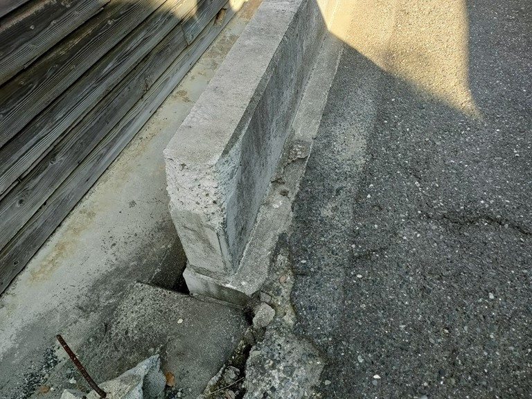貝塚市のコンクリートの塀が破損