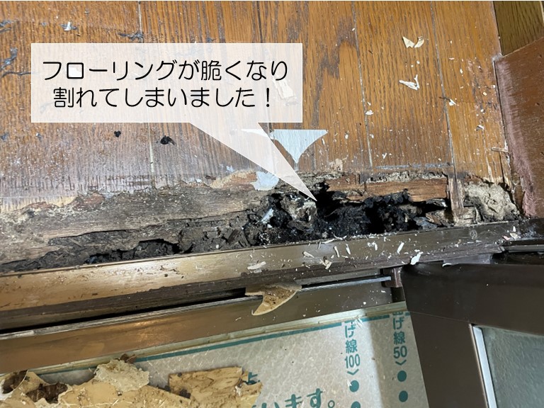 岸和田市のお風呂場の取り合いのフローリングが脆くなっています