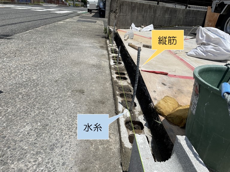 岸和田市で水糸を張ってブロックを積みます