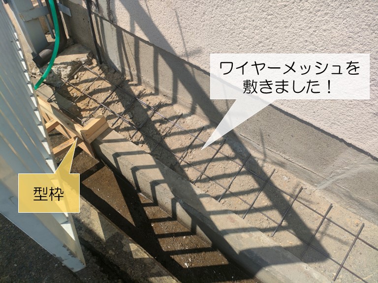 岸和田市の犬走にワイヤーメッシュを敷きました