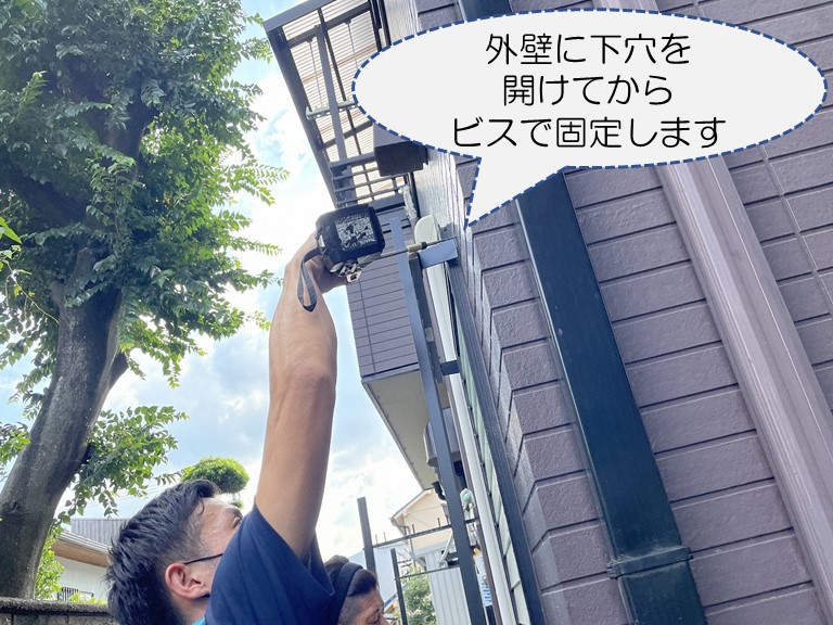 岸和田市で外壁に下穴を開けて面格子を設置します
