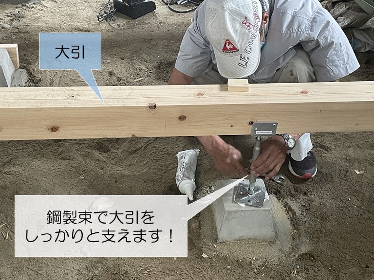 岸和田市の大引を鋼製束で支えます