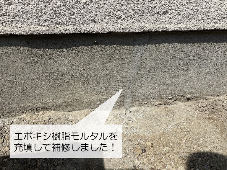 岸和田市の基礎巾木のクラックにエポキシ樹脂モルタルを充填