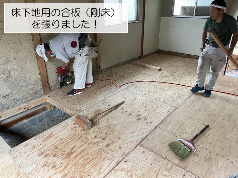 岸和田市で床下地用の合板を張ります