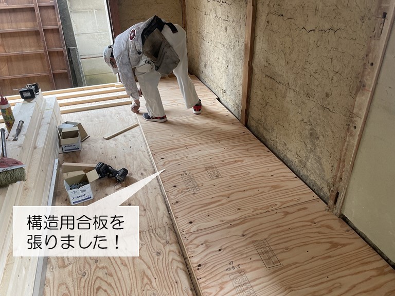 岸和田市の床に構造用合板を張りました