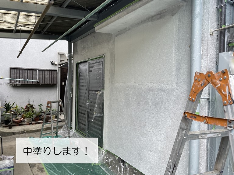 岸和田市の外壁塗装の中塗り
