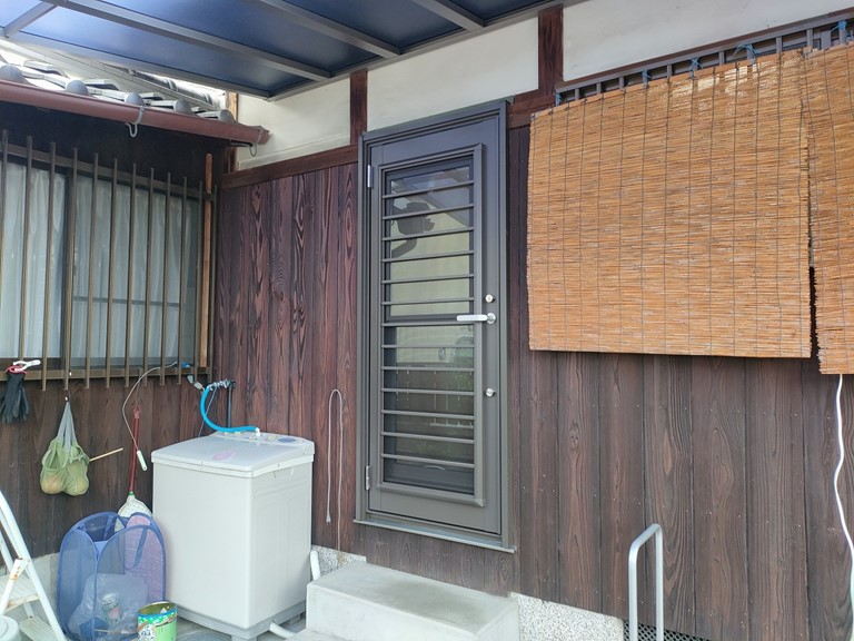 泉佐野市でリクシルのリシェント採風勝手口ドアを設置
