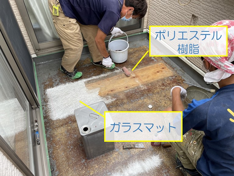 岸和田市でガラスマットにポリエステル樹脂を染み込ませます