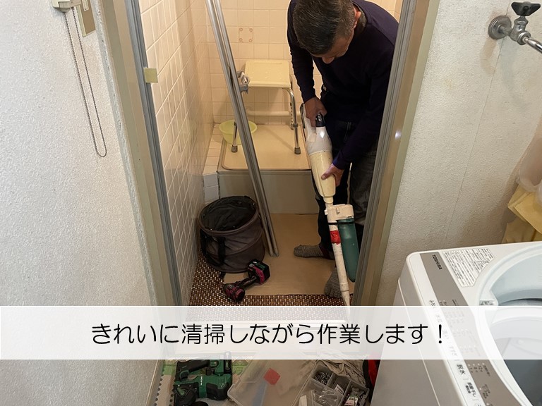 和泉市のお風呂のドアの交換
