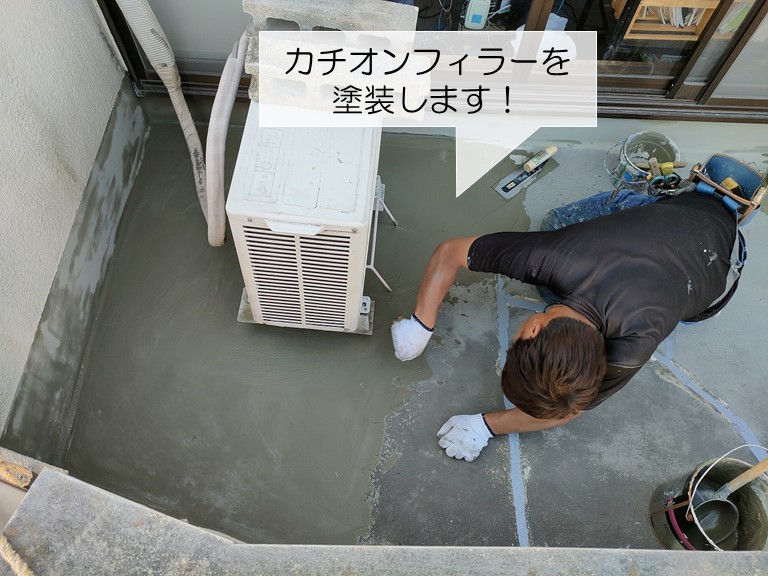 忠岡町のベランダにカチオンフィラーを塗布