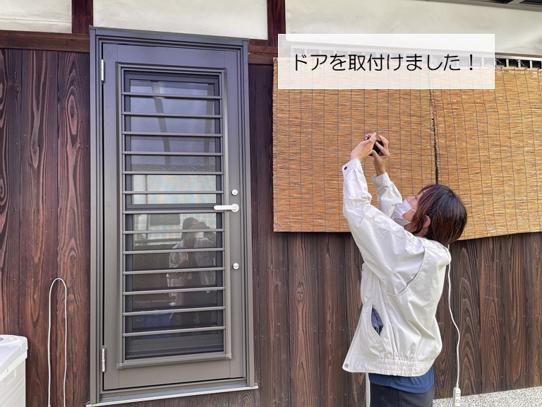 泉佐野市の勝手口のドアを取りつけました