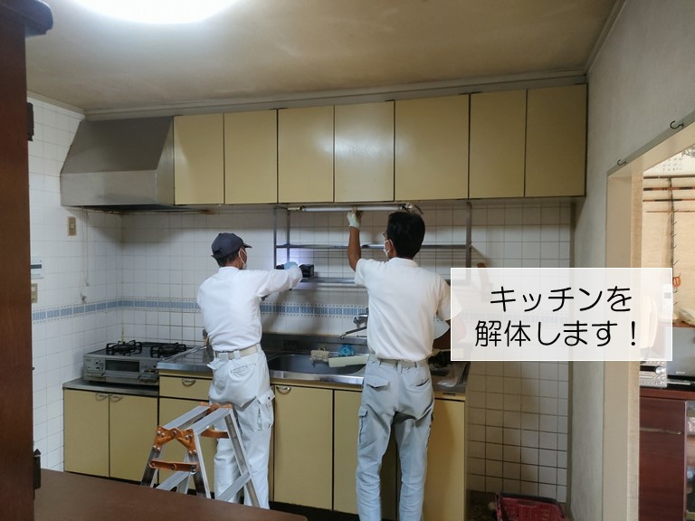 和泉市のキッチンを解体