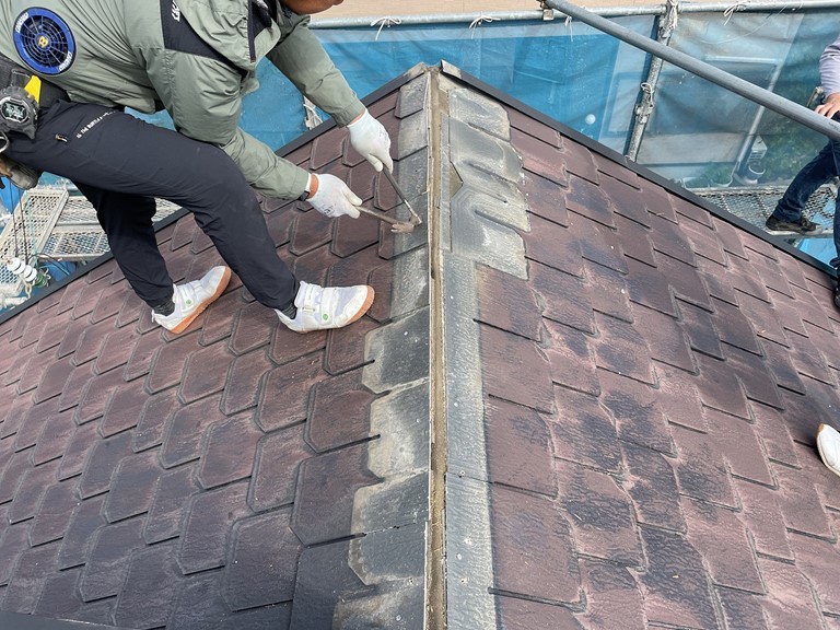 泉大津でルーフィングを取り付けるのに屋根材を剥がします