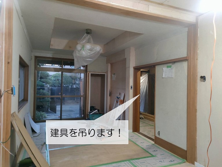 岸和田市でアウトセットの建具を吊ります