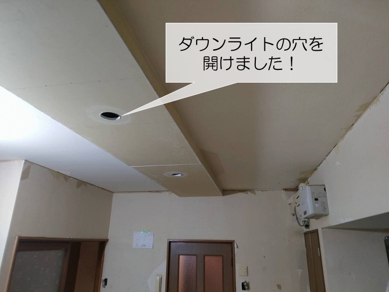 岸和田市の飾り天井にダウンライトの配線を仕込みました