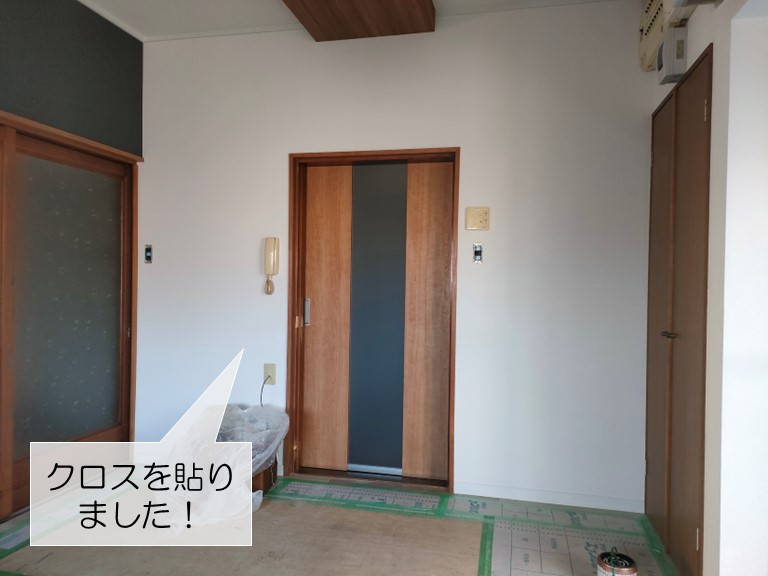 岸和田市のキッチンの壁にクロスを貼りました