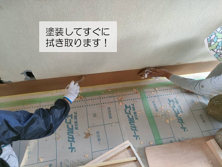 岸和田市の木製巾木の塗装