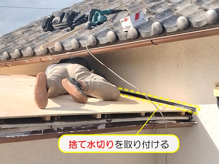 和泉市にてカバー工法でガルバリウム鋼板を屋根と玄関庇に施工